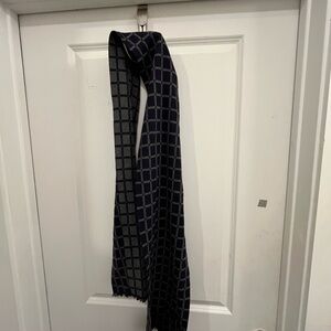 Elegant Navy and Gray Checkered Scarf